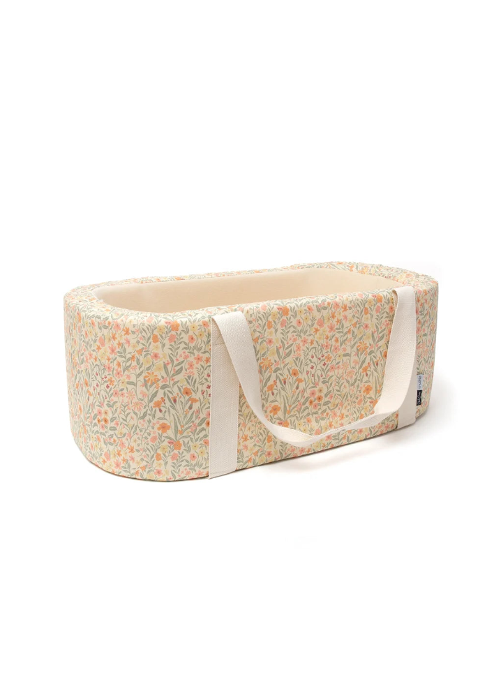 baby bassinet met bloemenprint