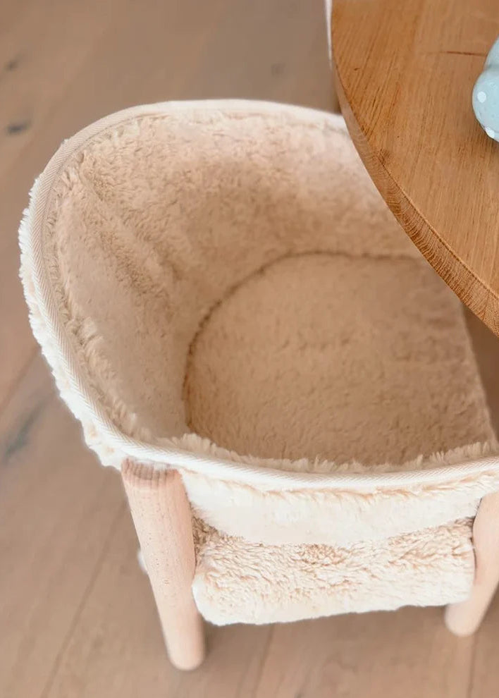 zachte kinderstoel wit met houten poten