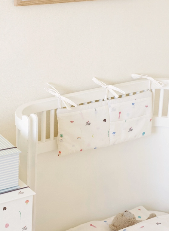 Off-white bed pocket