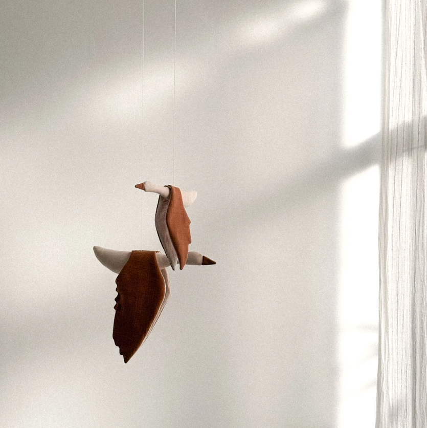Kaneel stoffen hangende vogel