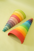 Grote regenboogstapeltorenset