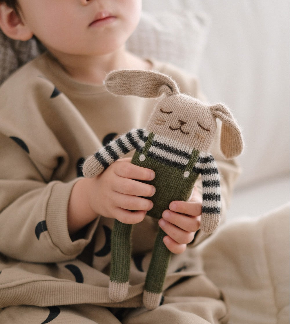 Konijntje Knuffel – Olijfgroene tuinbroek