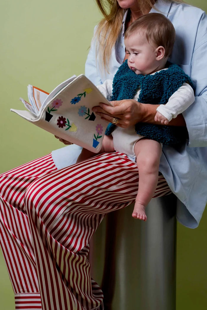 Geborduurde baby-gezondheidsboekjesomslag met bloemenmotief – beige denim