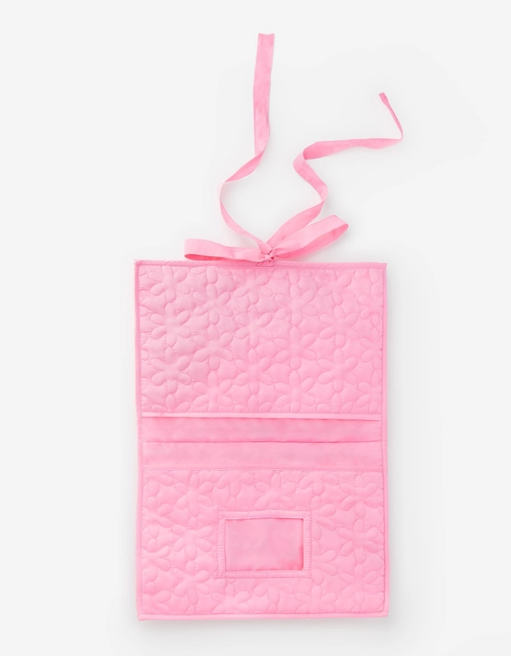 roze luierpochette met bloemenquilt